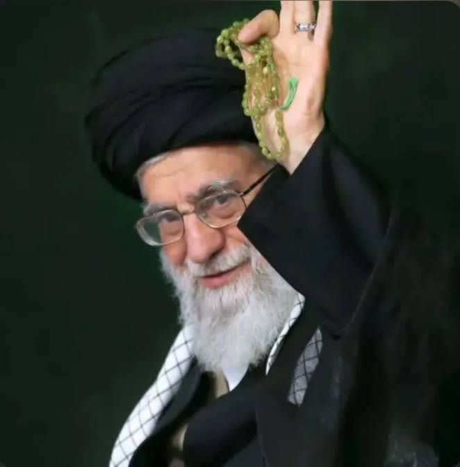 bentolheydar313's tweet photo. امروز در میان انبوه جمعیت، گویی زمان در نقطه عطفی ایستاده است. تشییع رهبری که تمام عمرش را در مسیر آرمان‌هایش سپری کرد، بیش از آنکه یک آیین سوگواری باشد، تجلی‌گاه پیوندی عمیق میان مردم و مسیری است که او برای آن ایستادگی کرد

#باید_برخاست
#آقای_عزیز_ما https://t.co/uJSjVHryFO