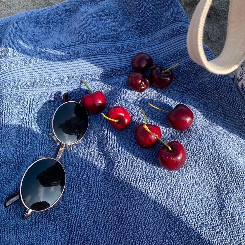 isilsun's tweet photo. hello july 🍒 https://t.co/LbE03j6mlu