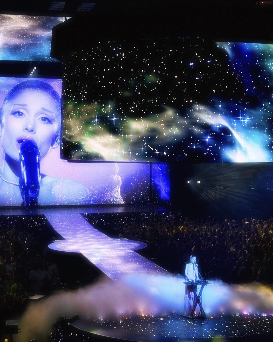wfysaturnreturn's tweet photo. THIS PICTURE IS SOO STUNNING https://t.co/1YPhgbPgYt
