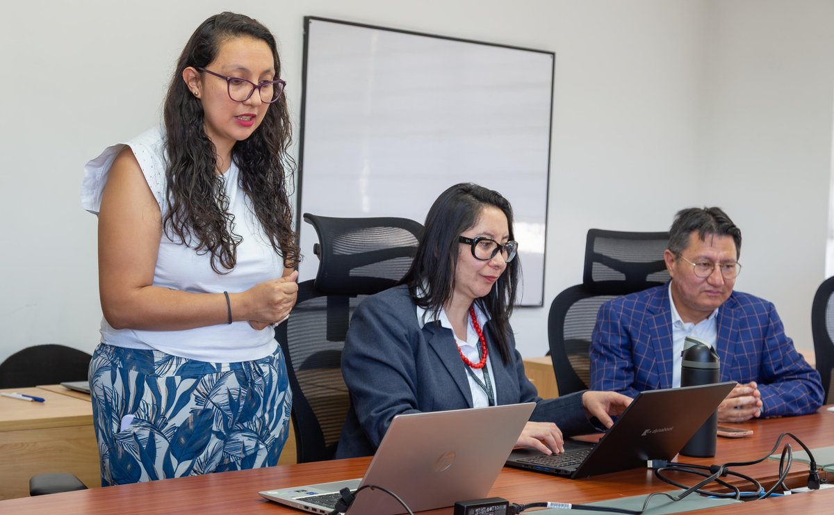 Caces_Ec's tweet photo. Martha Macías, consejera y presidenta de la comisión permanente de programas de posgrados junto al equipo técnico del #CACES, lideró la entrega del análisis psicométrico del Plan Piloto del ERAP 2025 correspondiente al @IAENUniversidad https://t.co/GtNfAoECEx
