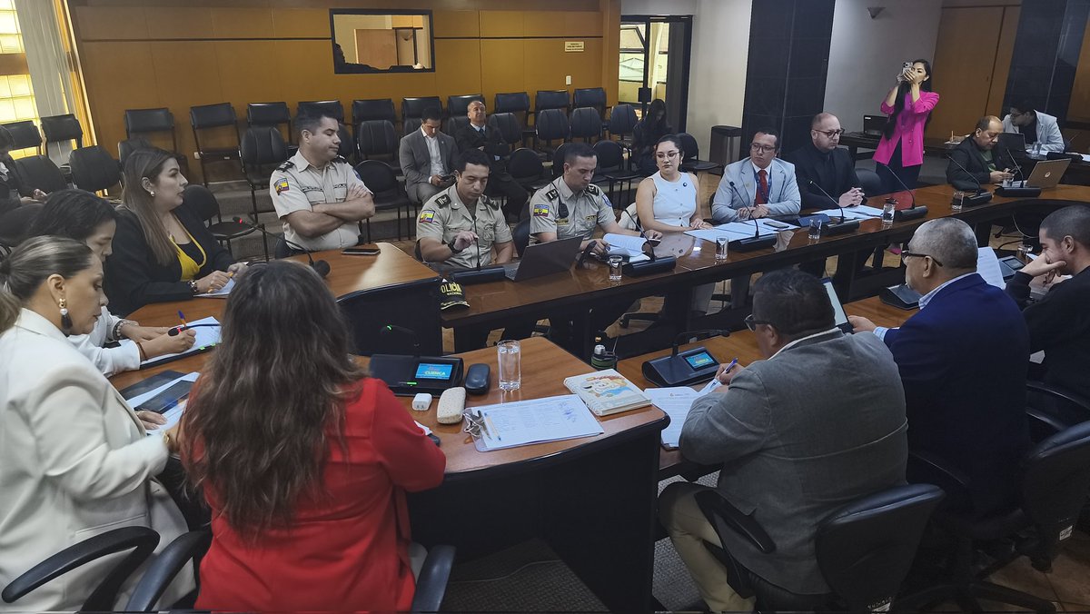 goberazuay's tweet photo. 🫱🏼‍🫲🏽Sumamos esfuerzos por la #seguridad.

🇪🇨 Instituciones del Gobierno Nacional y concejales de Cuenca participaron en la mesa de trabajo sobre la Ordenanza de Dos en Moto. Revisaron criterios técnicos, jurídicos y estadísticas para consolidar el proyecto previo al segundo debate. https://t.co/JrMrVO5LpZ