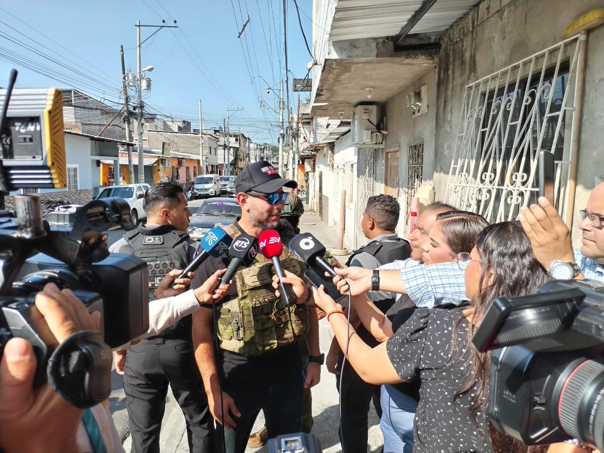ECU911_'s tweet photo. #Guayaquil | @JCPaladines encabezó el equipo técnico del #ECU911 que dio de baja 28 dispositivos de videovigilancia instalados de forma irregular en:

🔴Av. Carlos Estarellas de la Cooperativa de Vivienda Juan Montalvo

Este trabajo, articulado con el Bloque de Seguridad, se ejecuta para recuperar el espacio público y garantizar el cumplimiento de la normativa que regula el uso de los sistemas de videovigilancia en el país.