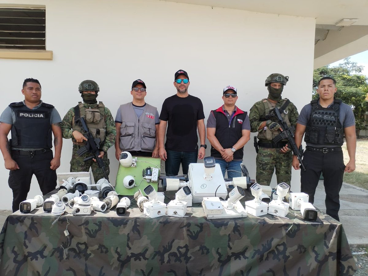 ECU911_'s tweet photo. #Guayaquil | @JCPaladines encabezó el equipo técnico del #ECU911 que dio de baja 28 dispositivos de videovigilancia instalados de forma irregular en:

🔴Av. Carlos Estarellas de la Cooperativa de Vivienda Juan Montalvo

Este trabajo, articulado con el Bloque de Seguridad, se ejecuta para recuperar el espacio público y garantizar el cumplimiento de la normativa que regula el uso de los sistemas de videovigilancia en el país.