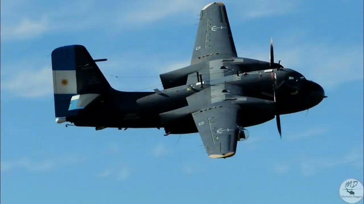 ytbara202's tweet photo. Hoy se cierra un capítulo fundamental en la rica historia de la Aviación Naval de la Armada Argentina. Despedimos con profundo respeto, nostalgia y orgullo a la Escuadrilla Aeronaval Antisubmarina (EA2S), una unidad que durante décadas fue el centinela incansable de nuestro Mar Argentino.

Un legado forjado en el mar y el viento Desde sus épicos anavizajes y despegues operando desde las cubiertas de los portaaviones ARA "Independencia" y ARA "25 de Mayo", hasta su histórico asiento en la Base Aeronaval Comandante Espora, la EA2S fue sinónimo de profesionalismo. Sus inconfundibles aeronaves Grumman S-2 Tracker (y sus nobles herederos, los S-2T Turbo Tracker) se convirtieron en una silueta clásica y protectora sobre nuestras aguas.
A lo largo de su historia, la escuadrilla cumplió misiones vitales para la soberanía y la vida humana:

Guerra de Malvinas (1982): Sus misiones de exploración, guerra antisubmarina, patrullaje y guiado de ataques demostraron el temple, la capacidad táctica y la valentía inquebrantable de sus tripulaciones en combate.

Custodia de la Soberanía: Décadas de vuelo ininterrumpido protegiendo los recursos de nuestra Zona Económica Exclusiva y vigilando nuestra inmensa frontera marítima.

Salvaguarda de la vida en el mar: Su participación en incontables misiones de Búsqueda y Rescate (SAR), incluyendo el doloroso e incansable despliegue durante la búsqueda de nuestros 44 camaradas del submarino ARA "San Juan".

Más allá de las nobles máquinas, la tecnología táctica y el rugir de los motores, el verdadero alma de la EA2S siempre fueron sus personas: pilotos, tripulantes de vuelo, operadores de sensores, mecánicos, armeros y personal de apoyo. A todos ellos, a los veteranos, a las generaciones recientes y a los que hoy patrullan desde el cielo, nuestro más eterno agradecimiento.

"El vuelo termina y los motores se apagan, pero el eco de sus alas y el honor de su servicio resonarán para siempre en la inmensidad de nuestro mar."

¡Bravo Zulu, Escuadrilla Aeronaval Antisubmarina! Misión cumplida. 🇦🇷✈️🌊
@Armada_Arg @MinDefensa_Ar @TGCarlosPresti @JMilei