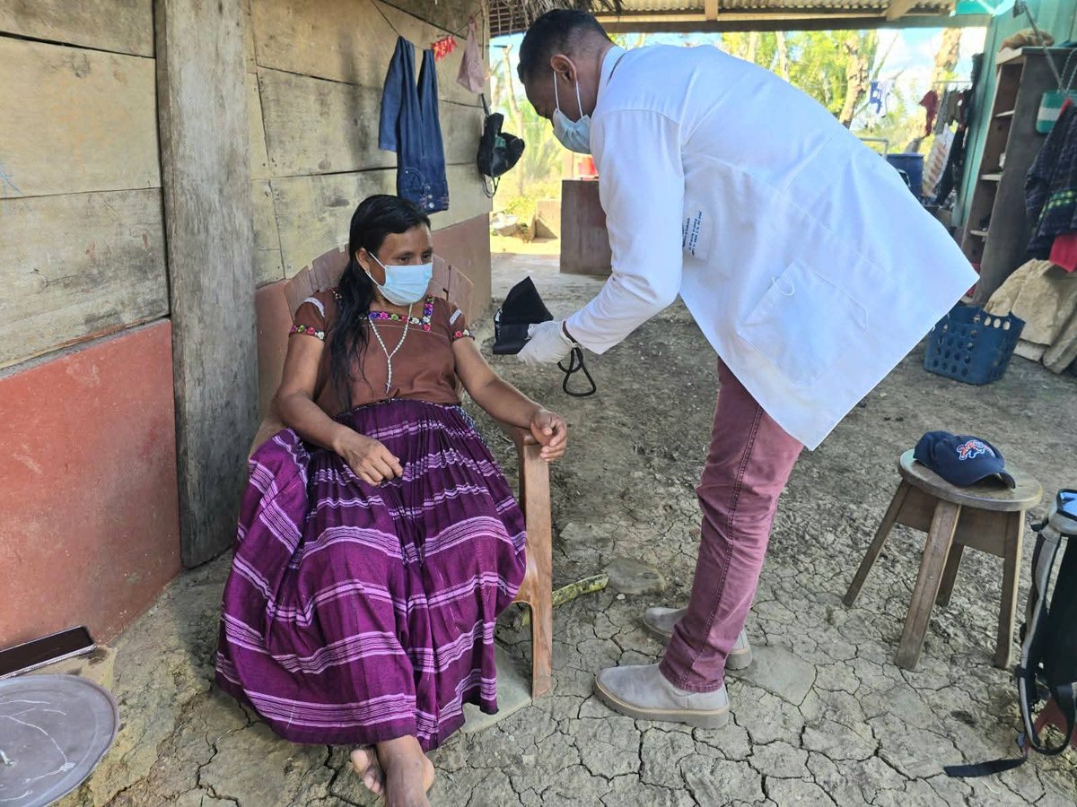 IsraelVazq6664's tweet photo. Solidaridad, humanismo, altruismo, profesionalidad y el amor por sus pacientes; cualidades que distinguen a nuestros profesionales de la salud en el desempeño de su labor en cualquier rincón del mundo.
#CubaCoopera
#HechosYNoPalabras
#CubaPorLaSalud
#BMCGuatemala https://t.co/3XzKIPaYSC