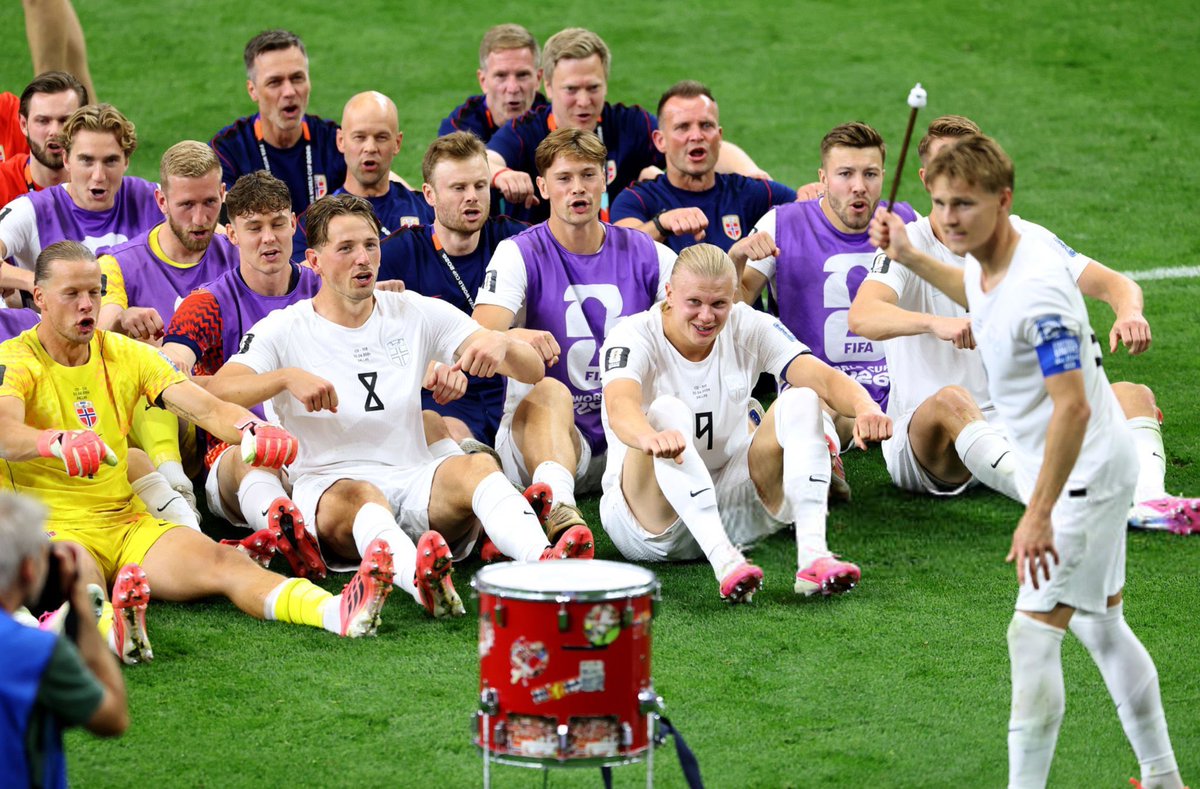 afcstuff's tweet photo. Martin Odegaard, once again, leads as the Norway squad &amp; their fans do the iconic Viking Row after their World Cup round-of-32 win over Ivory Coast. 🥁🚣 https://t.co/gw8DuGyt4M