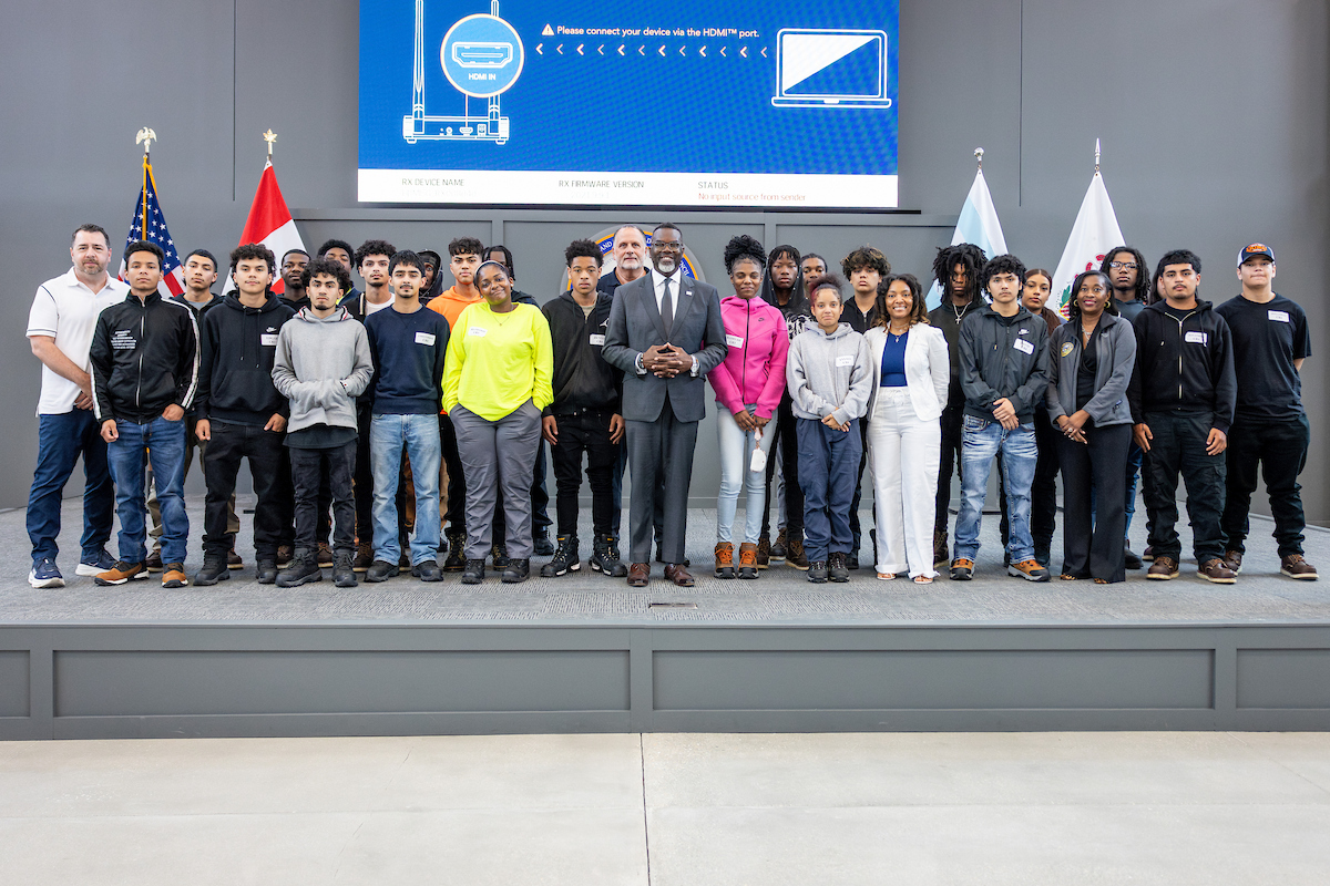 StreetsandSan's tweet photo. Last week, Mayor Brandon Johnson joined DSS and LiUNA Laborers Local 1001 Union to celebrate this year’s class of the General Laborer Trainee Program, a partnership offering recent CPS grads a pathway to full-time employment with the City as a laborer. https://t.co/s5NtYO7G6d