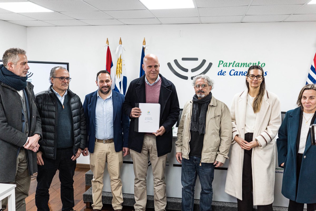 FLegnaniSilva's tweet photo. Como cada año, entregamos la Rendición de Cuentas a la @JuntaCanelones .

Muy contentos con el resultado, $86.182.785 de superávit que hablan de una gestión responsable y comprometida con el cuidado de los recursos.

Es momento de seguir trabajando por un Canelones que avanza! https://t.co/K0Qse81wNq