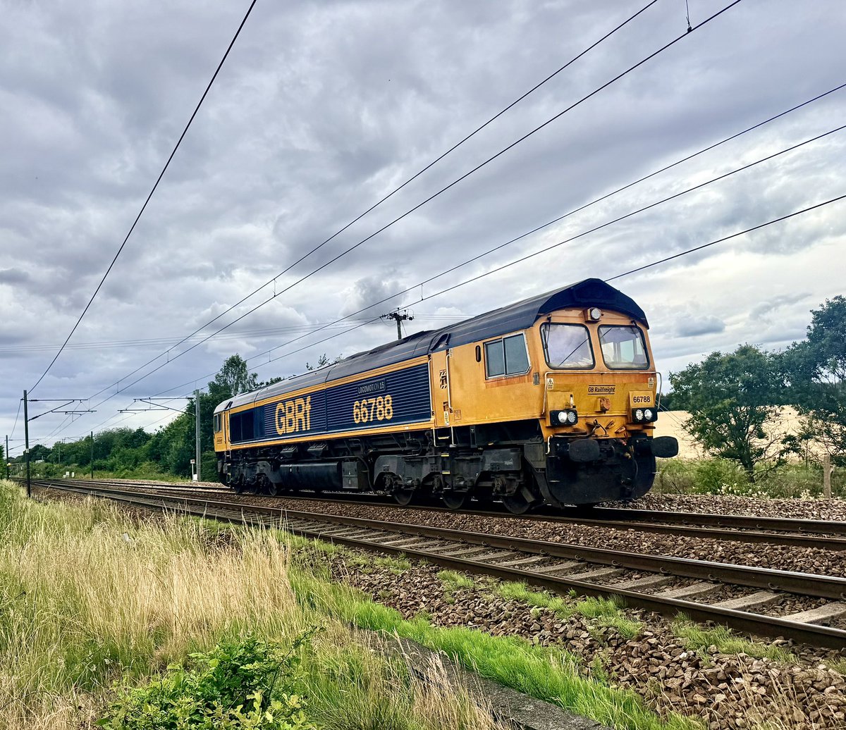 pdiddywoodcock's tweet photo. 66788 at Crofton on todays 0E72 Longport - Doncaster #class66 https://t.co/j8wiv2DlFq