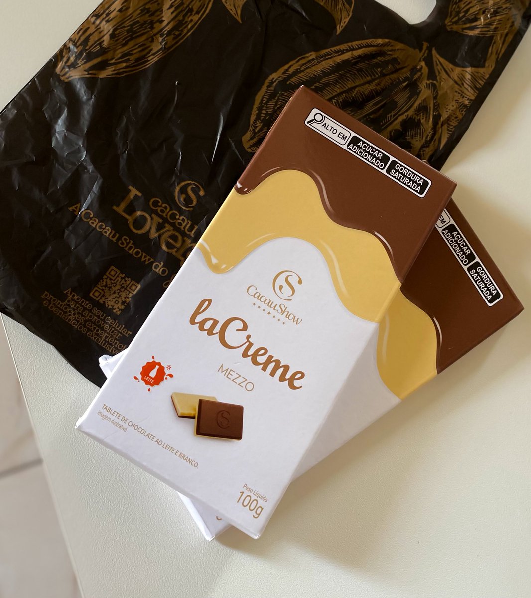 FALLTASTlLES's tweet photo. Nada melhor do que receber um mimo assim! 😍🍫 Obrigada, @cacaushow. 
E já fica a dica: os tabletes LaCreme e a linha Bytes estão com a segunda unidade por apenas R$ 10. Bora garantir o docinho do próximo jogo! 🇧🇷🤎 
#OSnackdoTorcedor #CacauShow https://t.co/UFTKaKCYmp