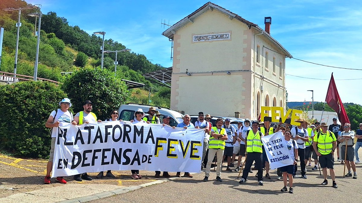 PlataformaFEVE's tweet photo. Hoy hemos completado la 1° etapa de la Marcha por la integración de la vía estrecha. Imaginaros como de hartos estamos los ciudadanos para caminar los mas de 100 kilómetros que separan Guardo de León @oscar_puente_ @jasantano @Transxte @alferma1 @JADIEZLEON @alfonsocendon https://t.co/dFccMjufUZ
