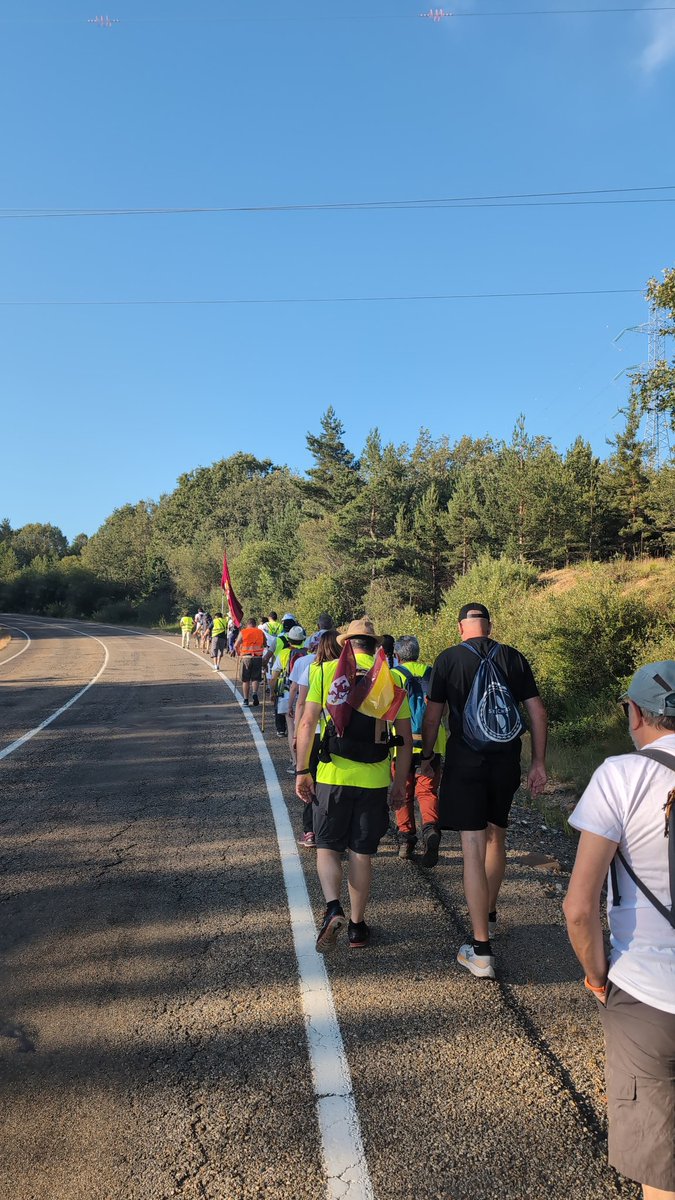 PlataformaFEVE's tweet photo. Hoy hemos completado la 1° etapa de la Marcha por la integración de la vía estrecha. Imaginaros como de hartos estamos los ciudadanos para caminar los mas de 100 kilómetros que separan Guardo de León @oscar_puente_ @jasantano @Transxte @alferma1 @JADIEZLEON @alfonsocendon https://t.co/dFccMjufUZ