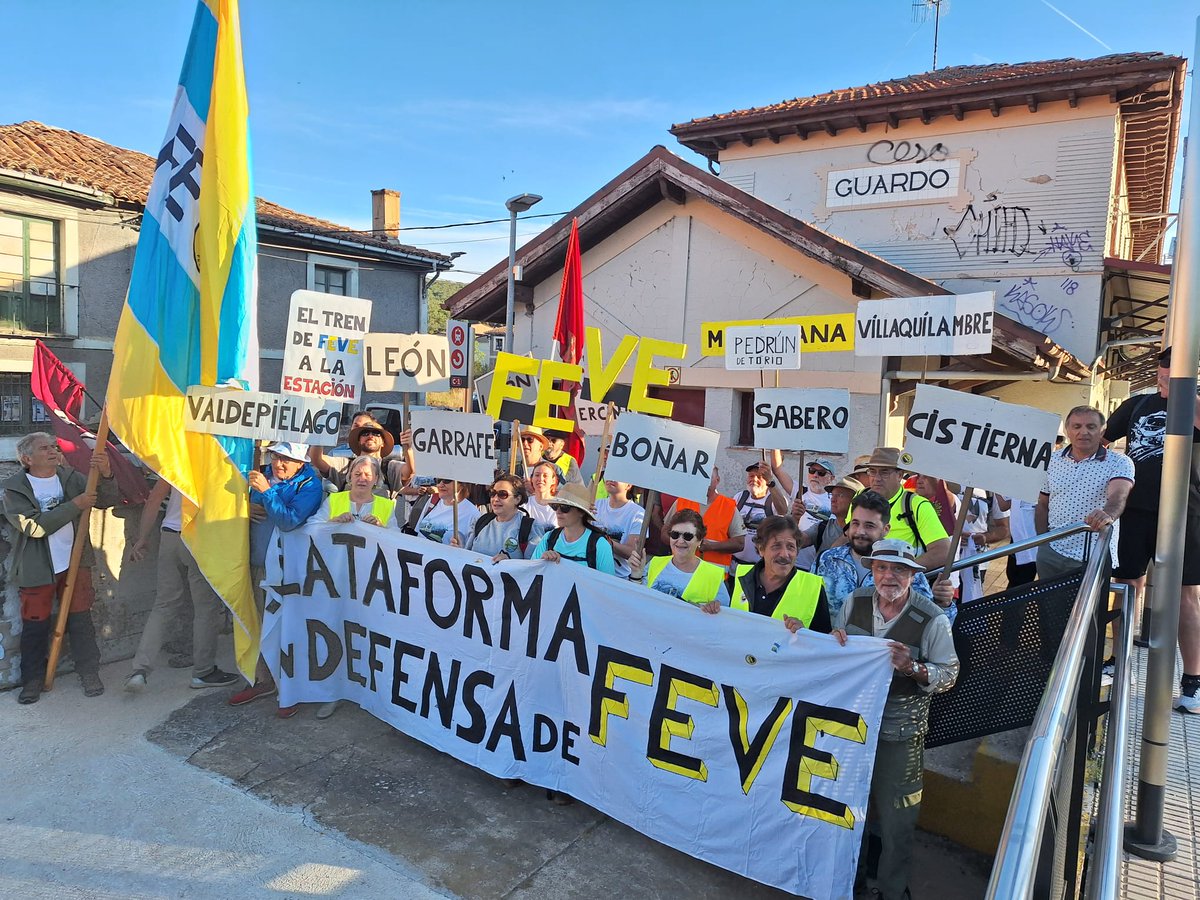 PlataformaFEVE's tweet photo. Hoy hemos completado la 1° etapa de la Marcha por la integración de la vía estrecha. Imaginaros como de hartos estamos los ciudadanos para caminar los mas de 100 kilómetros que separan Guardo de León @oscar_puente_ @jasantano @Transxte @alferma1 @JADIEZLEON @alfonsocendon https://t.co/dFccMjufUZ
