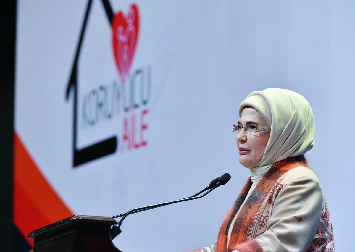 tugbaisikercan's tweet photo. 📍Ankara 

Saygıdeğer @EmineErdogan Hanımefendi’nin teşrifleriyle, Aile ve Sosyal Hizmetler Bakanlığımız tarafından düzenlenen “Gönül Elçileri Koruyucu Aile Vizyon Çalıştayı Kapanış Programı”na katıldık.

Çocuklarımızın sevgi dolu birer yuvaya kavuşması için ilk günden beri bu projeyi büyük bir hassasiyet ve şefkatle himaye eden Saygıdeğer Hanımefendi'ye şükranlarımı sunuyorum. İnanıyorum ki bu güçlü vizyon sayesinde devletimizin kanatları altındaki her bir evladımız koruyucu anne ve babasına kavuşacaktır.

Bu anlamlı buluşmayı hayata geçiren başta Aile ve Sosyal Hizmetler Bakanımız Sn. @MahinurOzdemir olmak üzere emek veren herkese teşekkür ediyor, çalıştayın hayırlara vesile olmasını diliyorum