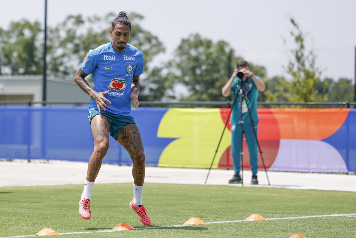 futebol_info's tweet photo. 🚨🇧🇷 Em recuperação de lesão, Raphinha fez atividades no gramado hoje.

A Seleção Brasileira vai avaliar o atacante diariamente para saber se ele terá condições de jogo no domingo, contra a Noruega, pelas oitavas de final da Copa do Mundo.

🗞️ Sportv
📸 Rafael Ribeiro e Nelson Termé/CBF