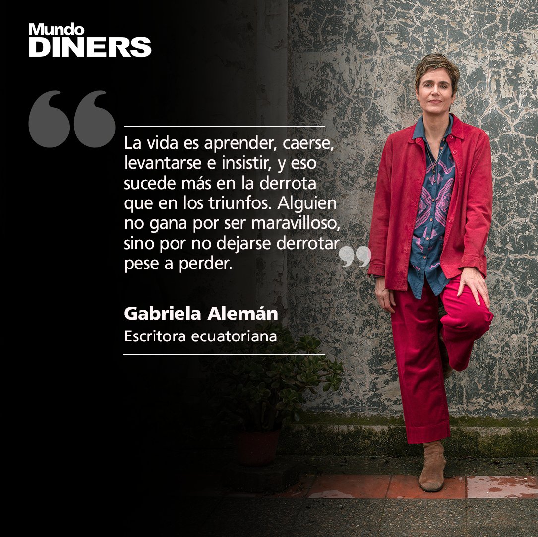 mundodiners's tweet photo. 👉 https://t.co/7GVQepV1Te | Nació en Brasil, creció en el punk de Nueva York 🎸 y fue basquetbolista profesional en Paraguay 🏀 durante la dictadura. La vida de la escritora ecuatoriana Gabriela Alemán supera cualquier ficción. 📚 Acompáñanos en este recorrido por sus encuentros con Dalí y Pelé y conoce junto a Mundo Diners su visión de la literatura como un espacio de resistencia y rescate histórico.