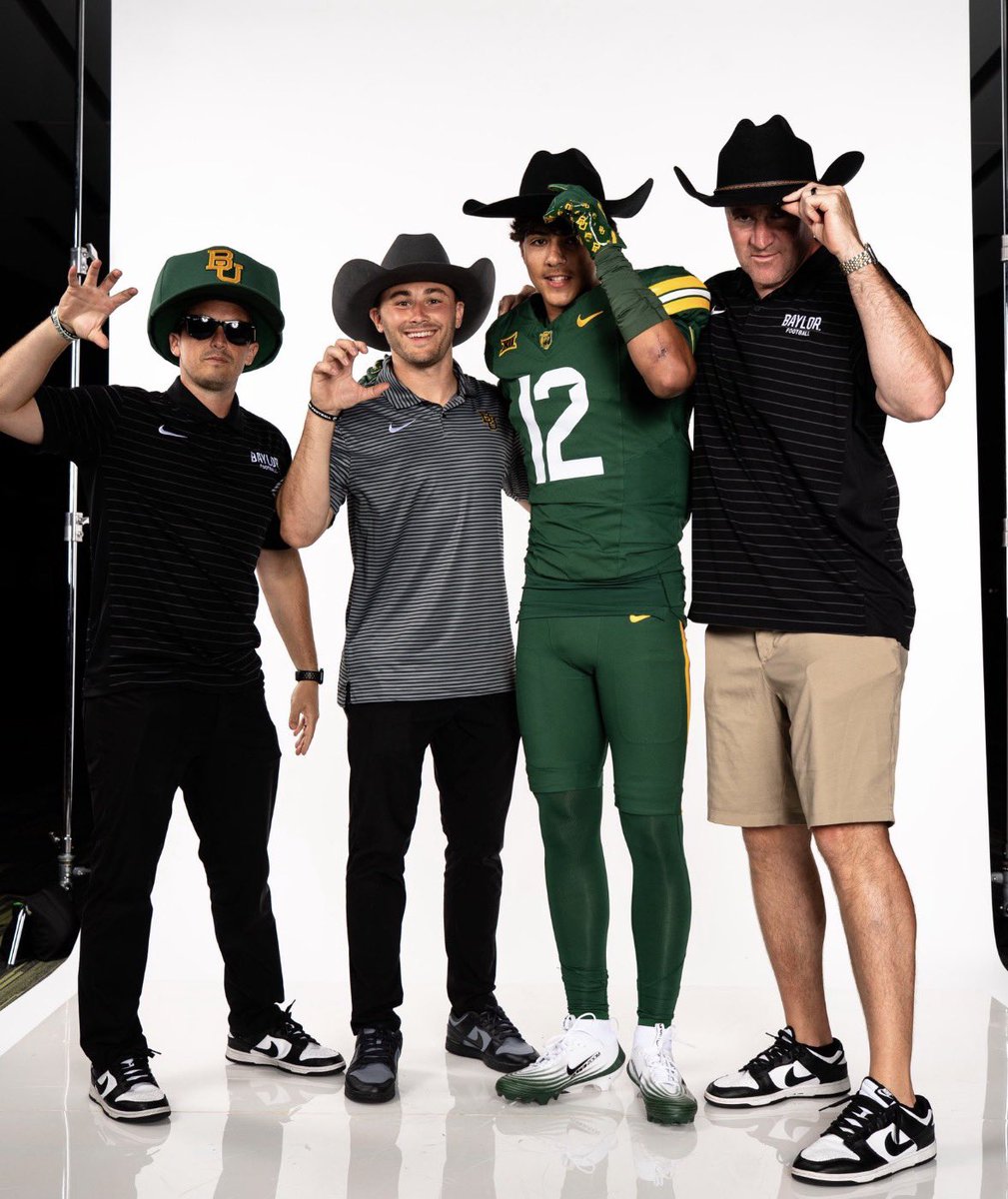 GrayGrundhoefer's tweet photo. Smithson Valley 3⭐️ safety Noah Johnson has committed to Baylor over BYU and Northwestern.

The 6-2 prospect with a 4.4, 40-time posted 58 tackles and 12 PBUs as he helped lead Smithson Valley to a State Championship. #SicEm 🐻 

Full Story: https://t.co/PnPmkBmYgq https://t.co/bbQmALyDCq