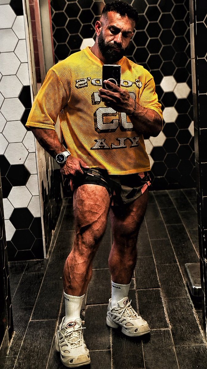 GuyMotola's tweet photo. Trunks trunkin'
#LegDay #Quads #Bodybuilding #GymLife #Physique #Fitness #QuadSweep #Muscle #Shredded #CuttingSeason https://t.co/zzE2PgHfRU