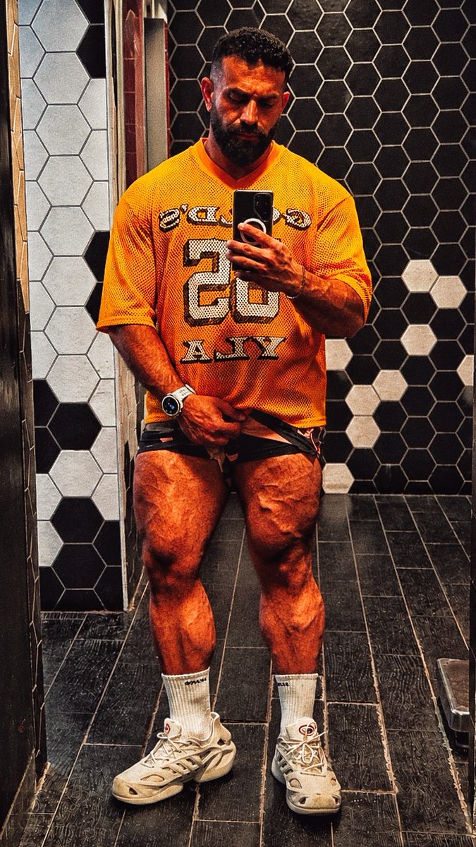 GuyMotola's tweet photo. Trunks trunkin'
#LegDay #Quads #Bodybuilding #GymLife #Physique #Fitness #QuadSweep #Muscle #Shredded #CuttingSeason https://t.co/zzE2PgHfRU