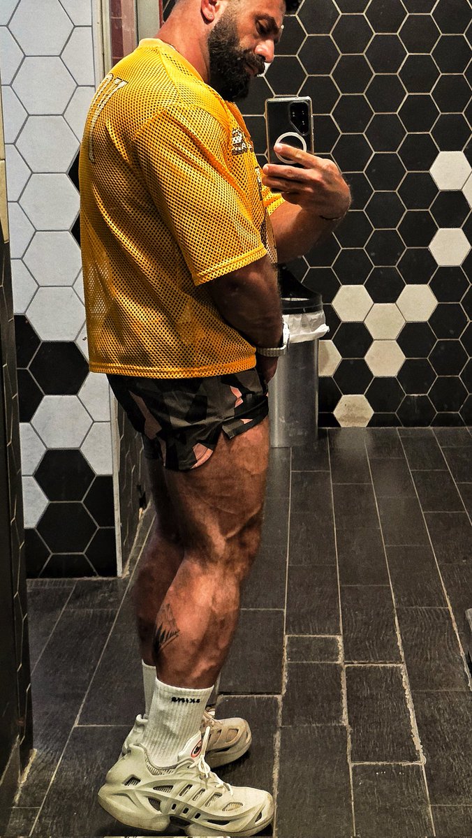 GuyMotola's tweet photo. Trunks trunkin'
#LegDay #Quads #Bodybuilding #GymLife #Physique #Fitness #QuadSweep #Muscle #Shredded #CuttingSeason https://t.co/zzE2PgHfRU