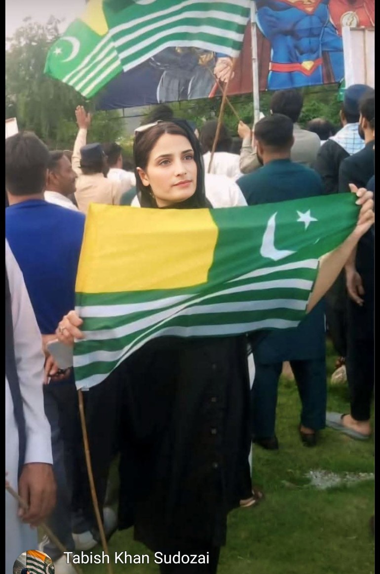 cutehunmee's tweet photo. ایڈووکیٹ تابش فاروق کا تعلق پی ٹی آئی سے ہے
غور سے اس طوائف زادی کے چہرے کو دیکھو 
یہ وہی ہے جس نے کنکترا پارٹی کے جلسے میں 150 کشمیری فوجیوں کے جھوٹے استعفی کا زہریلا بیانیہ بنایا، 
اب اگر اس کے خلاف کاروائی ہوئی تو اس کے عاشقوں نے عورت کارڈ کھیلنا شروع کر دینا👋 https://t.co/ZqYQVAnVCW