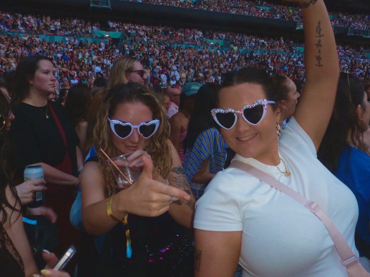 drunkforzouis's tweet photo. Disco ALL the time @jadedshowgirl 💘 https://t.co/CdLudBfMy0