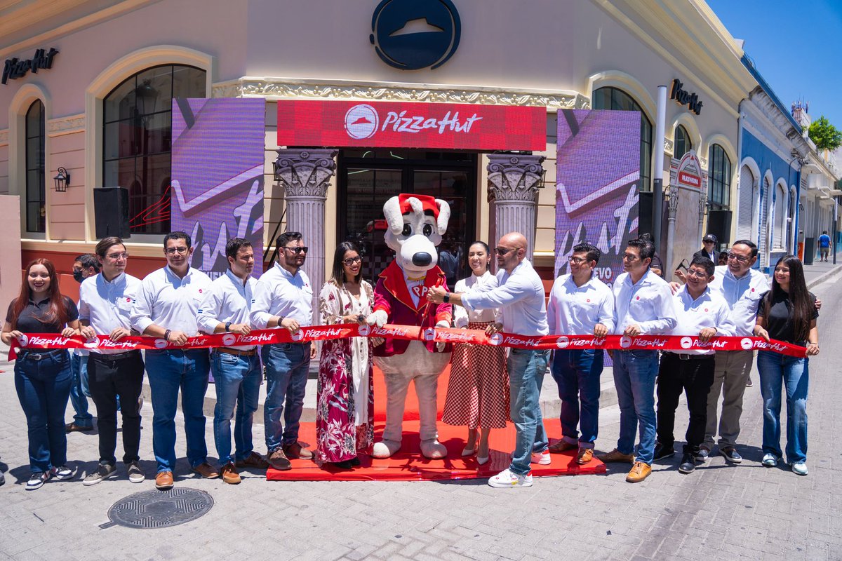 suecallejas's tweet photo. El renacer del Centro Histórico sigue dando frutos🤩.

La inauguración de la sucursal de Pizza Hut Palacio Nacional refleja la confianza del sector privado en la transformación que vive nuestro país para seguir impulsando el turismo, el comercio y la generación de oportunidades para los salvadoreños💙✨.

Hace 10 años, inició la renovación del Centro Histórico de San Salvador cuando @nayibbukele era alcalde y ahora, gracias a Dios, estamos transformando todo El Salvador 🇸🇻.
