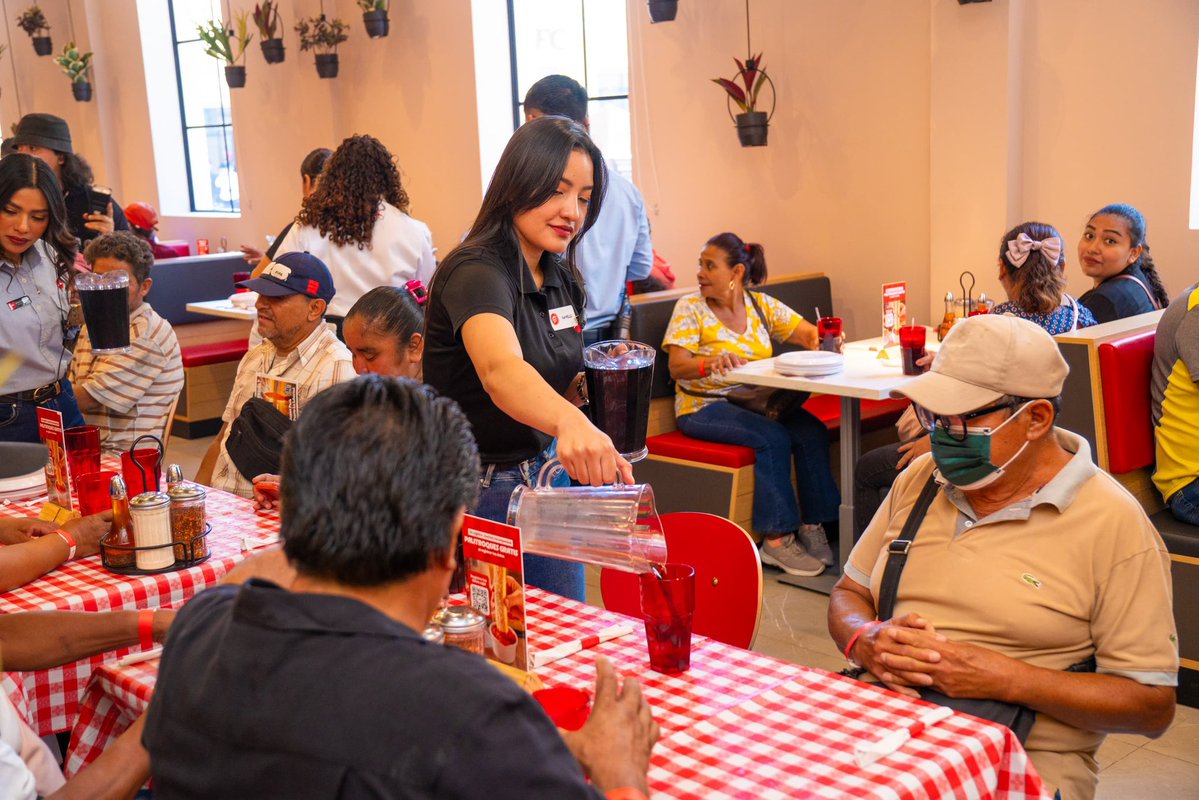 suecallejas's tweet photo. El renacer del Centro Histórico sigue dando frutos🤩.

La inauguración de la sucursal de Pizza Hut Palacio Nacional refleja la confianza del sector privado en la transformación que vive nuestro país para seguir impulsando el turismo, el comercio y la generación de oportunidades para los salvadoreños💙✨.

Hace 10 años, inició la renovación del Centro Histórico de San Salvador cuando @nayibbukele era alcalde y ahora, gracias a Dios, estamos transformando todo El Salvador 🇸🇻.
