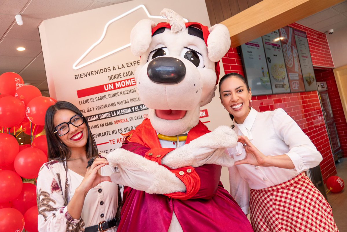 suecallejas's tweet photo. El renacer del Centro Histórico sigue dando frutos🤩.

La inauguración de la sucursal de Pizza Hut Palacio Nacional refleja la confianza del sector privado en la transformación que vive nuestro país para seguir impulsando el turismo, el comercio y la generación de oportunidades para los salvadoreños💙✨.

Hace 10 años, inició la renovación del Centro Histórico de San Salvador cuando @nayibbukele era alcalde y ahora, gracias a Dios, estamos transformando todo El Salvador 🇸🇻.
