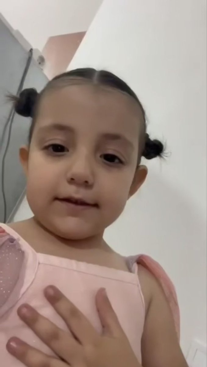 sahar_diamond's tweet photo. دختر کوچولوی قشنگ واقعا متاسفم که به خاطر خوشحالی کردن توی جشن تولدت داری این همه هیت میگیری❤️‍🩹
یه بار دیگه ثابت شد چقدر آدم عقده ایی و روانی اما به ظاهر سالم توی جامعه داریم
ولی تو توجه نکن.همچنان بیا کادوهای مااااماااانتو بکن تو چشمون🫶🏻☺️ https://t.co/15WR2RLC3B