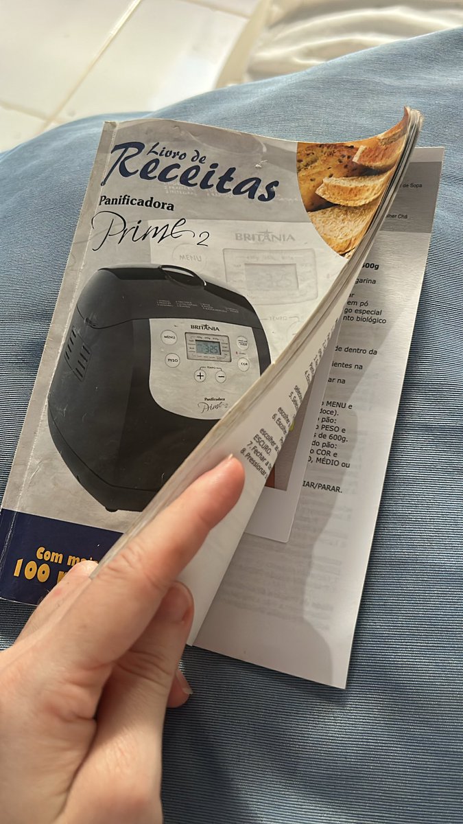 Be_gapi's tweet photo. Do msm jeito q nunca mais eu fiz bolo de cenoura 
Eu vivo fazendo pão ultimamente, já q meu livro favorito agr é um livro de receita https://t.co/6ALvRL98Oc