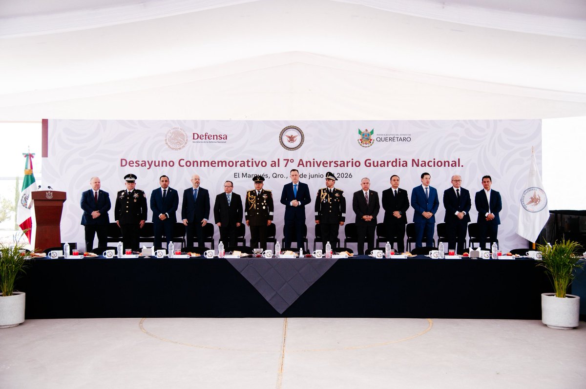 makugo's tweet photo. Acudí este día al acto conmemorativo por el séptimo aniversario de la Guardia Nacional, agradeciendo la invitación del Coordinador Estatal, General Brigadier Guardia Nacional de Estado Mayor Ricardo Meléndrez Cervantes.

Fortalecemos la paz y la seguridad de #Querétaro y todo México, trabajando en forma coordinada.