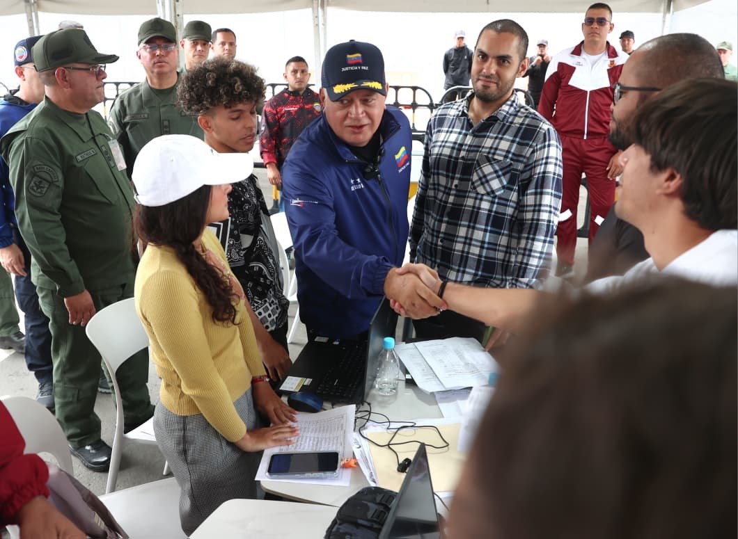 ConElMazoDando's tweet photo. #TodosUnidosSomosChávez | El vicepresidente sectorial de Política, Seguridad Ciudadana y Paz, Diosdado Cabello Rondón, resaltó que se han caído todas las campañas mediáticas impulsadas por sectores inescrupulosos, que odian este país, en medio de esta tragedia que embarga a todos los venezolanos y venezolanas.

“Han hecho, una, dos, tres, y todas las matrices se han caído (…) pasaron de la atención, a los rescatistas, de la Fuerza Armada, hasta que no dejábamos entrar a nadie, se han caído todas las matrices”, expresó Cabello desde el Centro de Acopio La Carlota en Miranda.

Asimismo, advirtió que seguramente la próxima campaña que van a impulsar es la de las familias que se encuentran los campamentos, mientras se les soluciona el problema que tienen.

“Esa es la campaña que viene ahora (…), porque tienen aparatos comunicacionales para hacerle daño al Pueblo, mientras ellos hacen daño nosotros procuramos atender al Pueblo", aseguró.

@dcabellor