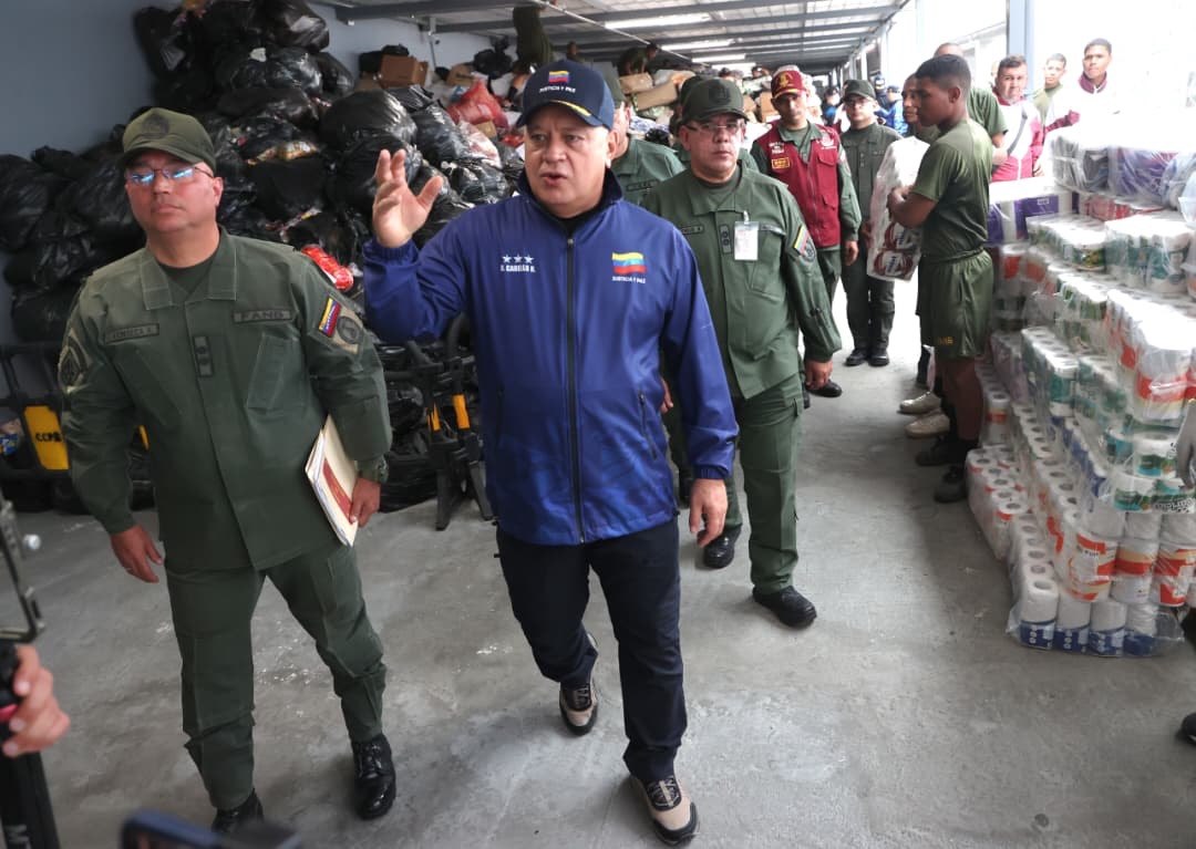 ConElMazoDando's tweet photo. #TodosUnidosSomosChávez | El vicepresidente sectorial de Política, Seguridad Ciudadana y Paz, Diosdado Cabello Rondón, resaltó que se han caído todas las campañas mediáticas impulsadas por sectores inescrupulosos, que odian este país, en medio de esta tragedia que embarga a todos los venezolanos y venezolanas.

“Han hecho, una, dos, tres, y todas las matrices se han caído (…) pasaron de la atención, a los rescatistas, de la Fuerza Armada, hasta que no dejábamos entrar a nadie, se han caído todas las matrices”, expresó Cabello desde el Centro de Acopio La Carlota en Miranda.

Asimismo, advirtió que seguramente la próxima campaña que van a impulsar es la de las familias que se encuentran los campamentos, mientras se les soluciona el problema que tienen.

“Esa es la campaña que viene ahora (…), porque tienen aparatos comunicacionales para hacerle daño al Pueblo, mientras ellos hacen daño nosotros procuramos atender al Pueblo", aseguró.

@dcabellor