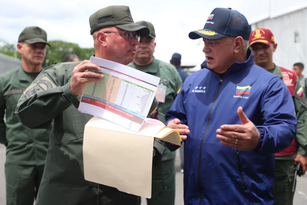 ConElMazoDando's tweet photo. #TodosUnidosSomosChávez | El vicepresidente sectorial de Política, Seguridad Ciudadana y Paz, Diosdado Cabello Rondón, resaltó que se han caído todas las campañas mediáticas impulsadas por sectores inescrupulosos, que odian este país, en medio de esta tragedia que embarga a todos los venezolanos y venezolanas.

“Han hecho, una, dos, tres, y todas las matrices se han caído (…) pasaron de la atención, a los rescatistas, de la Fuerza Armada, hasta que no dejábamos entrar a nadie, se han caído todas las matrices”, expresó Cabello desde el Centro de Acopio La Carlota en Miranda.

Asimismo, advirtió que seguramente la próxima campaña que van a impulsar es la de las familias que se encuentran los campamentos, mientras se les soluciona el problema que tienen.

“Esa es la campaña que viene ahora (…), porque tienen aparatos comunicacionales para hacerle daño al Pueblo, mientras ellos hacen daño nosotros procuramos atender al Pueblo", aseguró.

@dcabellor