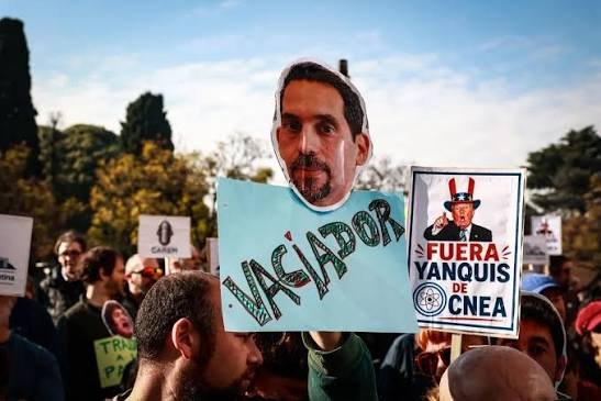 duroms's tweet photo. Martín Porro, el presidente libertario de la CNEA, se atrincheró en su oficina y no quiere salir. 
Llamaron a Gendarmería, porque así son los cobardes de escritorio https://t.co/caYBxOr0fc