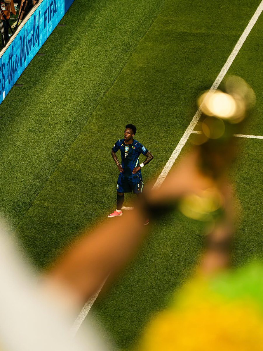 endrickistaa's tweet photo. Ontem, Marrocos foi melhor com bola e escapou da eliminação só nos acréscimos. Hoje, C. do Marfim melhor com bola e foi eliminada.

A visão de alguns jornalistas brasileiros sobre a copa é fundamentalmente errada porque eles não entendem o que(m) é determinante no torneio.

Nós temos o fator mais determinante da copa até o momento. E ser determinante não significa ser o melhor em campo, mas quem mais aproxima seu time do gol. Desde o fim da era Pelé, nossos dois titulos foram construídos em cima de boas defesas, boas transições e craques determinantes. Em 1994 contra os Estados Unidos, Brasil com um a menos desde o primeiro tempo, Romario aproveita uma defesa americana desencaixada e conduz até encontrar Bebeto com um passe, e Bebeto faz o gol numa finalização de primeira difícil. A classificação sai dos pés dos jogadores determinantes. 

Você pode defender com ou sem posse. Nos títulos pós-Pelé , o Brasil se deu bem sem ter mais posse que o adversário. Em 2002, só teve mais posse que a Inglaterra no mata-mata. Teve 41% vs Turquia, vocês imaginam isso hoje? Mas se defendeu e o craque foi determinante.

Brasil é melhor que França e Argentina? Ainda não. Mas eu vejo Carlo Ancelotti encontrando os elementos fundamentais que, historicamente, fizeram o Brasil campeão. Na minha opinião, ainda falta mais um jogador dar o salto como Bg deu durante o torneio para se tornar determinante ao lado do nosso protagonista. Daqui, só nos resta torcer.

Dito tudo isso, seremos campeões.