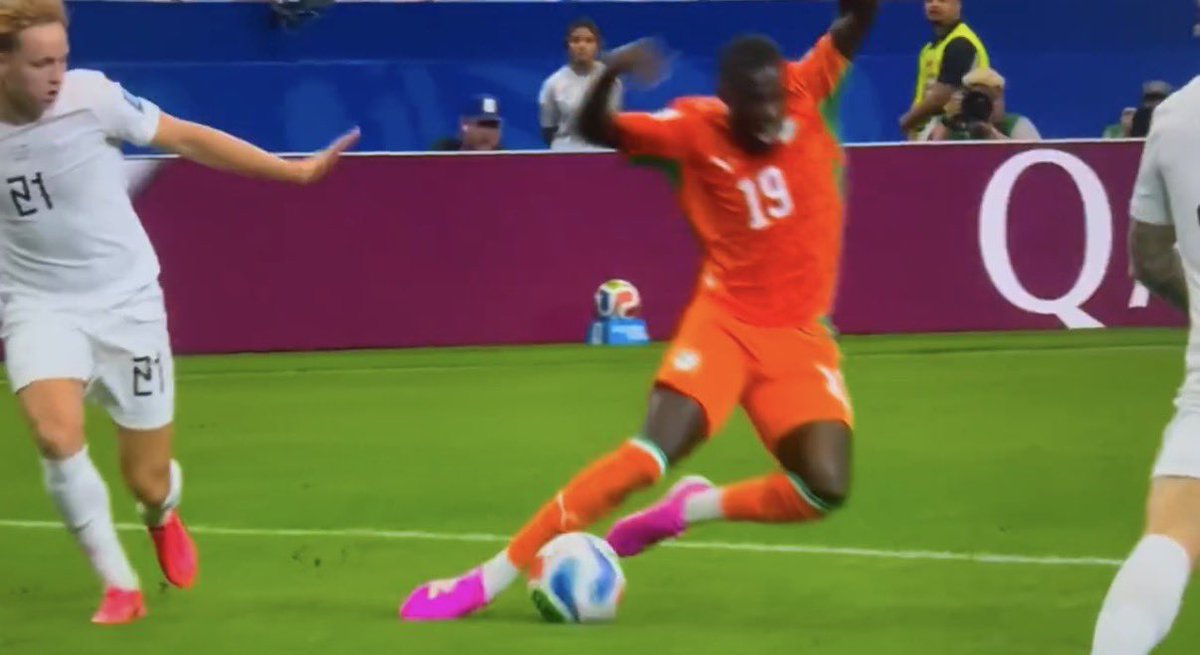 _BeFootball's tweet photo. 🚨🚨 Didier Drogba 🇨🇮 : « Honteux ce penalty non sifflet sur Nicolas Pépé pfffffff a quoi sert la VAR?!??! » https://t.co/leEYP282iU