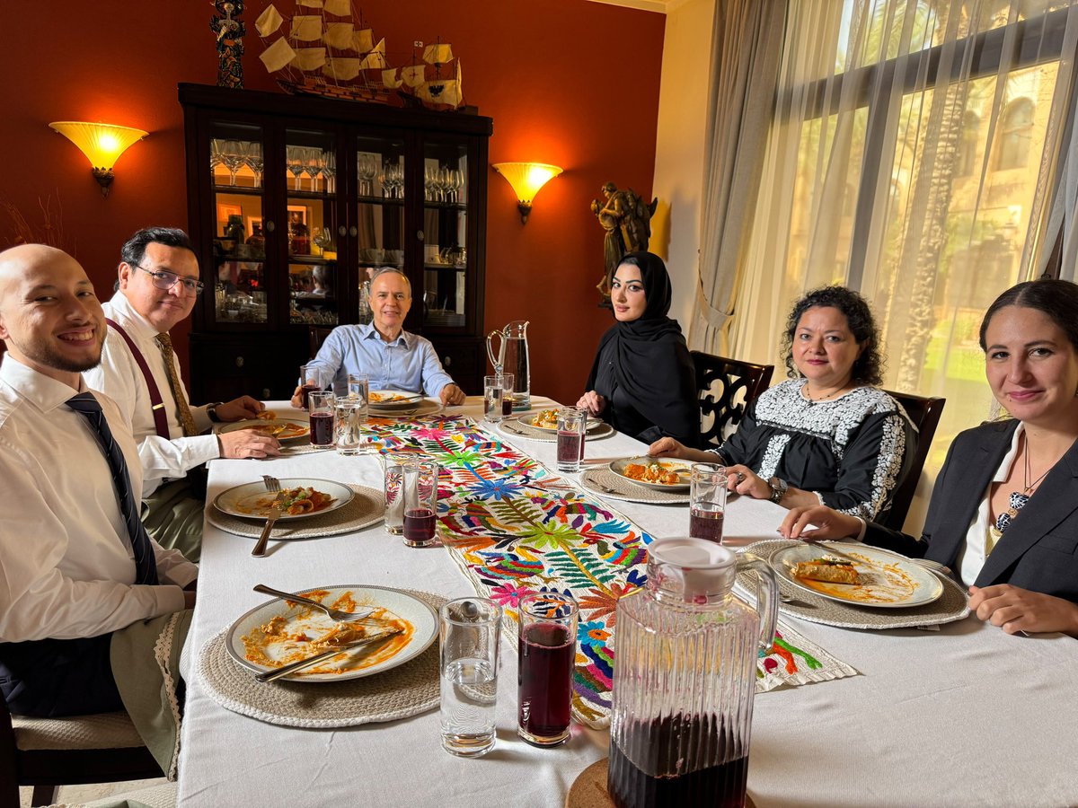 EmbaMexQatar's tweet photo. Para el segmento gastronómico con @QatarTelevision, preparamos unas deliciosas y picositas entomatadas de pollo.

¡Para chuparse los dedos! 🍽️🇲🇽

#DiplomaciaPublicaMX #DiplomaciaCulturalMX https://t.co/aagHqSdZSM