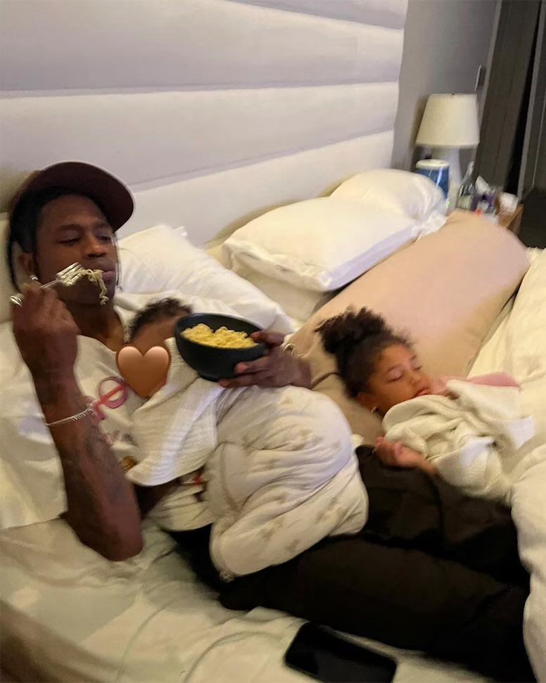AcessoTravis's tweet photo. 🚨 Travis Scott fala sobre sua vida fora dos holofortes para L’Officiel: 
“Eu passo muito tempo em casa. Eu passo muito tempo com as minhas crianças, digerindo as coisas e trabalhando. 
Isso é paz para mim, eu sento, eu cozinho, e quando eu caio, eu deixo a energia fluir.” https://t.co/2ANXVDxt7k