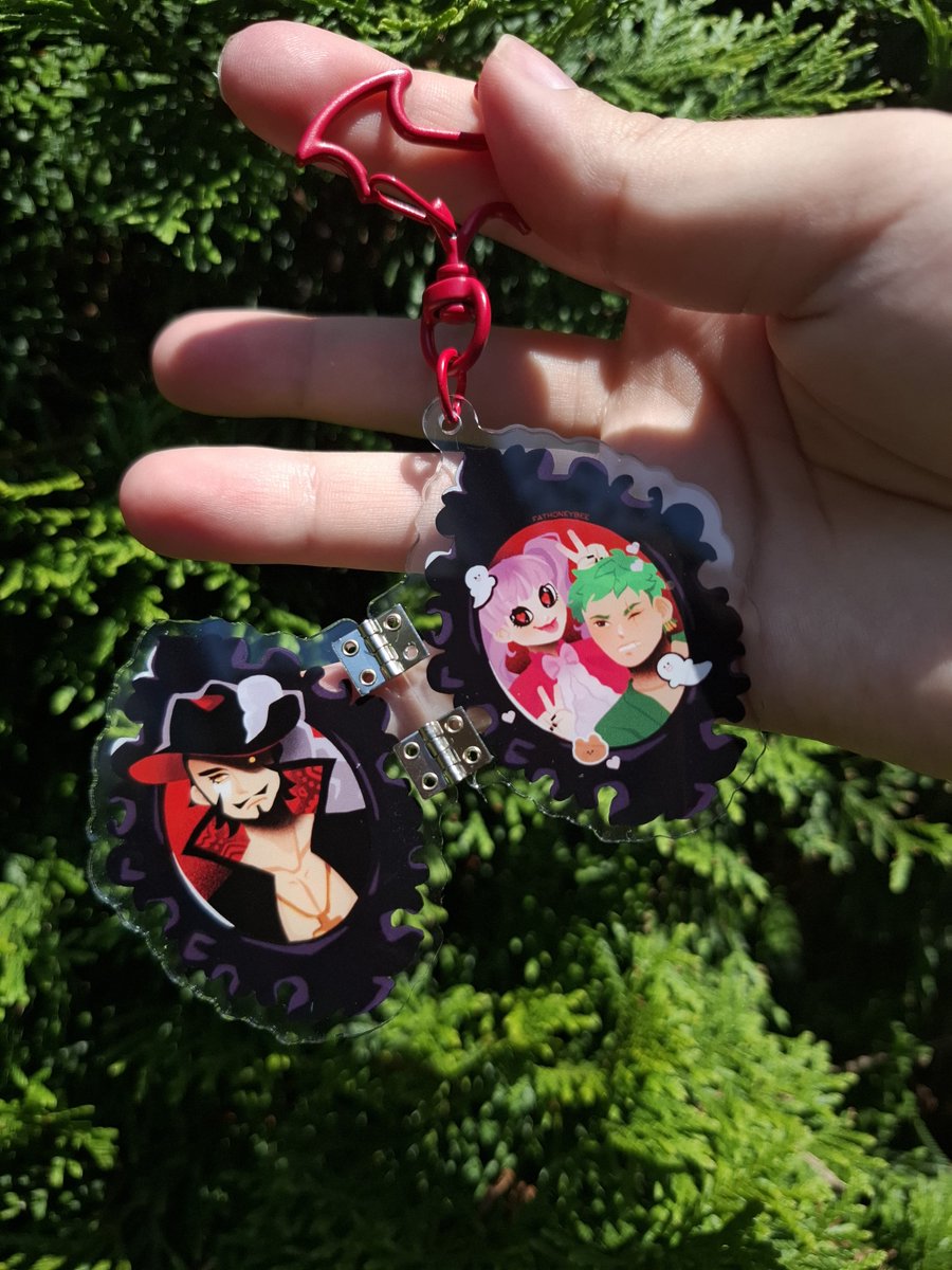 GothFamilyZine's tweet photo. 👻Production Update👻
As promised we've got more to share with you, this time it's our acrylic merch! Better start planning where your gonna put these adorable pieces on your ita bags everyone!
#gothfamily #perona #zoro #mihawk #ONEPIECE #onepiecezine #fanzine #merchpreview #zine https://t.co/hciA50C2bv