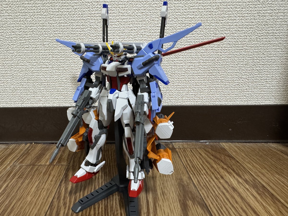 AGEdestiny1's tweet photo. 2号機（全部乗せ）
エネルギー消費がえげつないので使い捨てのバッテリーパックを合計12基装備している。 https://t.co/GBS5WEkm0E