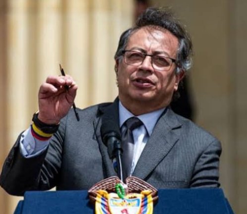 ElPensador75's tweet photo. 🚨Si Abelardo de la Espriella quiere extraditar a @petrogustavo presidente a EE.UU, NO se lo vamos a permitir, aquí somos más de 15 millones de colombianos dispuestos a defenderlo. Si o no 🇨🇴🙋? https://t.co/5iksKB5pOR