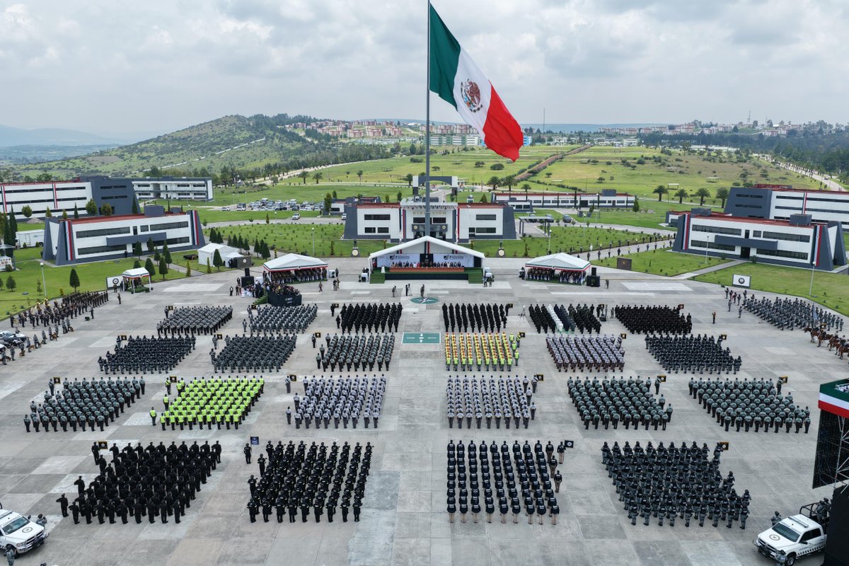 GobiernoMX's tweet photo. En Huehuetoca, Estado de México, la presidenta @Claudiashein conmemoró el 7.° Aniversario de la Guardia Nacional, institución con 125 mil elementos agrupados en 590 cuarteles.

“La Guardia Nacional se distingue por su honestidad; la confianza del pueblo sólo puede construirse cuando, quienes portan el uniforme, actúan con integridad.”

📸 Fotogalería: https://t.co/c3d07tR5UC