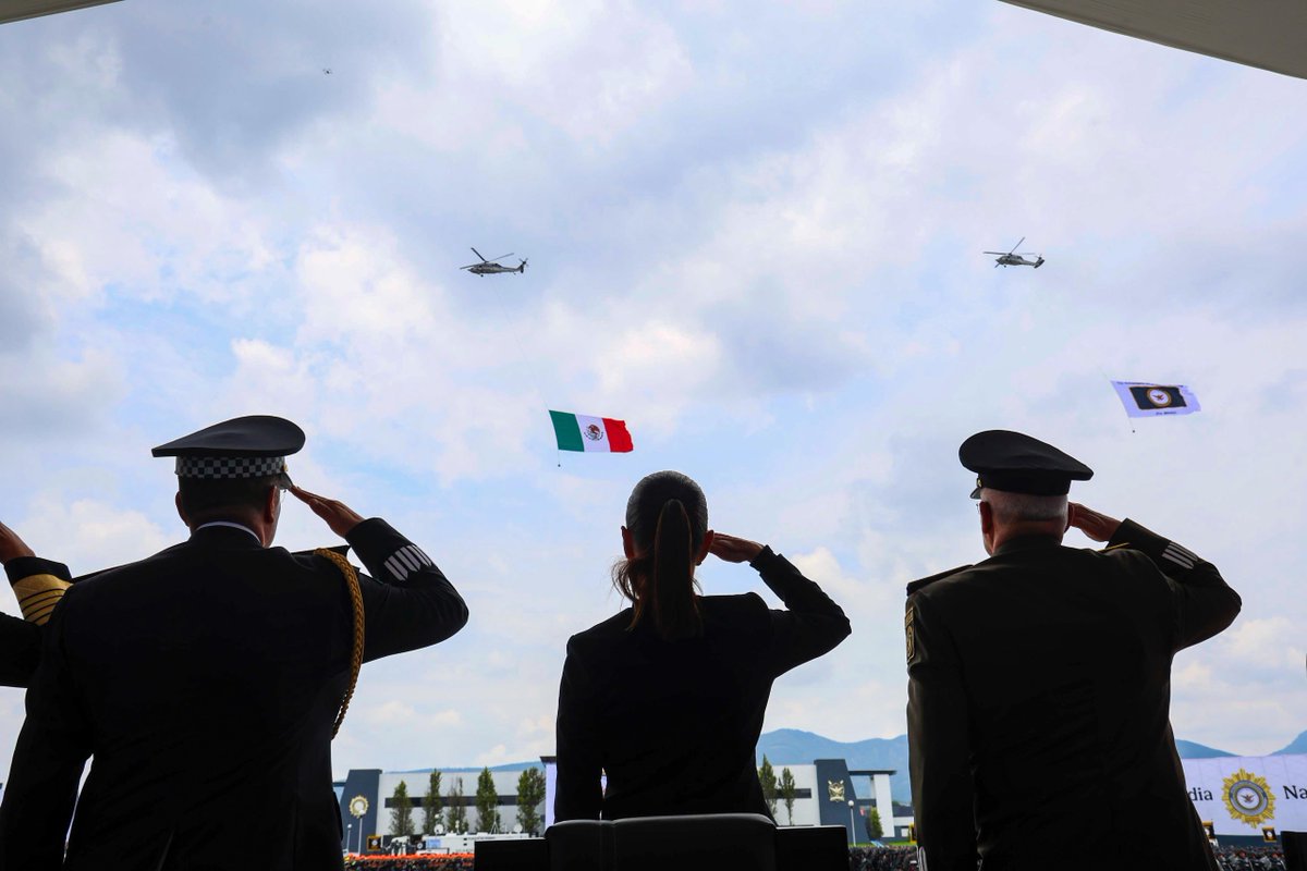 GobiernoMX's tweet photo. En Huehuetoca, Estado de México, la presidenta @Claudiashein conmemoró el 7.° Aniversario de la Guardia Nacional, institución con 125 mil elementos agrupados en 590 cuarteles.

“La Guardia Nacional se distingue por su honestidad; la confianza del pueblo sólo puede construirse cuando, quienes portan el uniforme, actúan con integridad.”

📸 Fotogalería: https://t.co/c3d07tR5UC