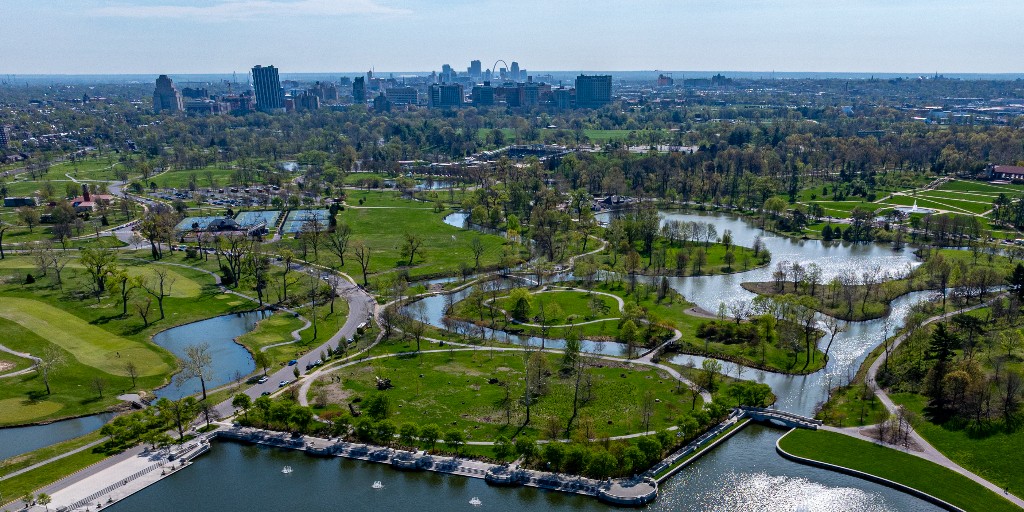 ForestPark4Ever's tweet photo. We see the Arch! Happy #Arch630Day besties π
@GatewayArchNPS https://t.co/21CdLrsyot