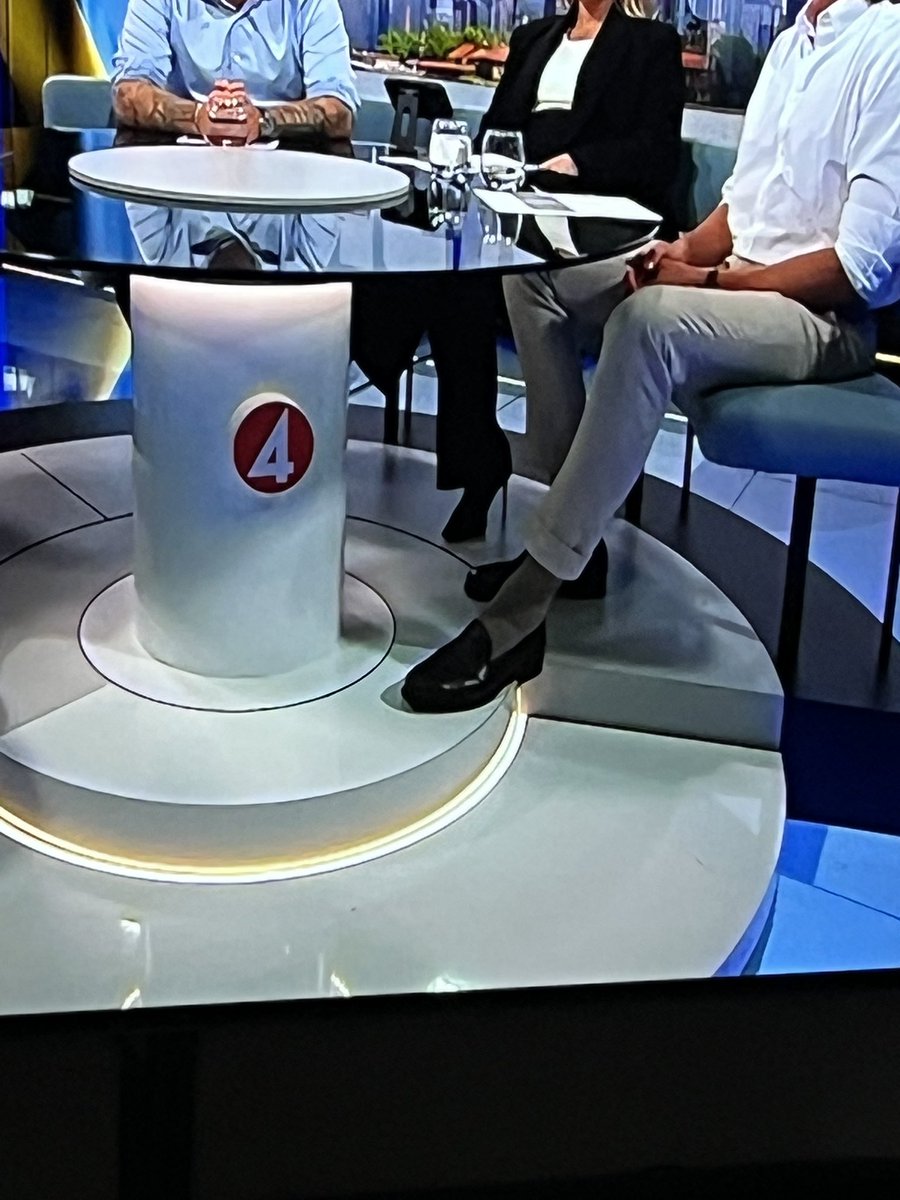 andreas_linnell's tweet photo. @MartinAslund skorna är bra men strumporna Martin, strumporna.
Det ser ut som att han ”försov” sig till sändningen, letade febrilt i lådan… sen blev det grått och märkligt! https://t.co/6Z7di1xiyK