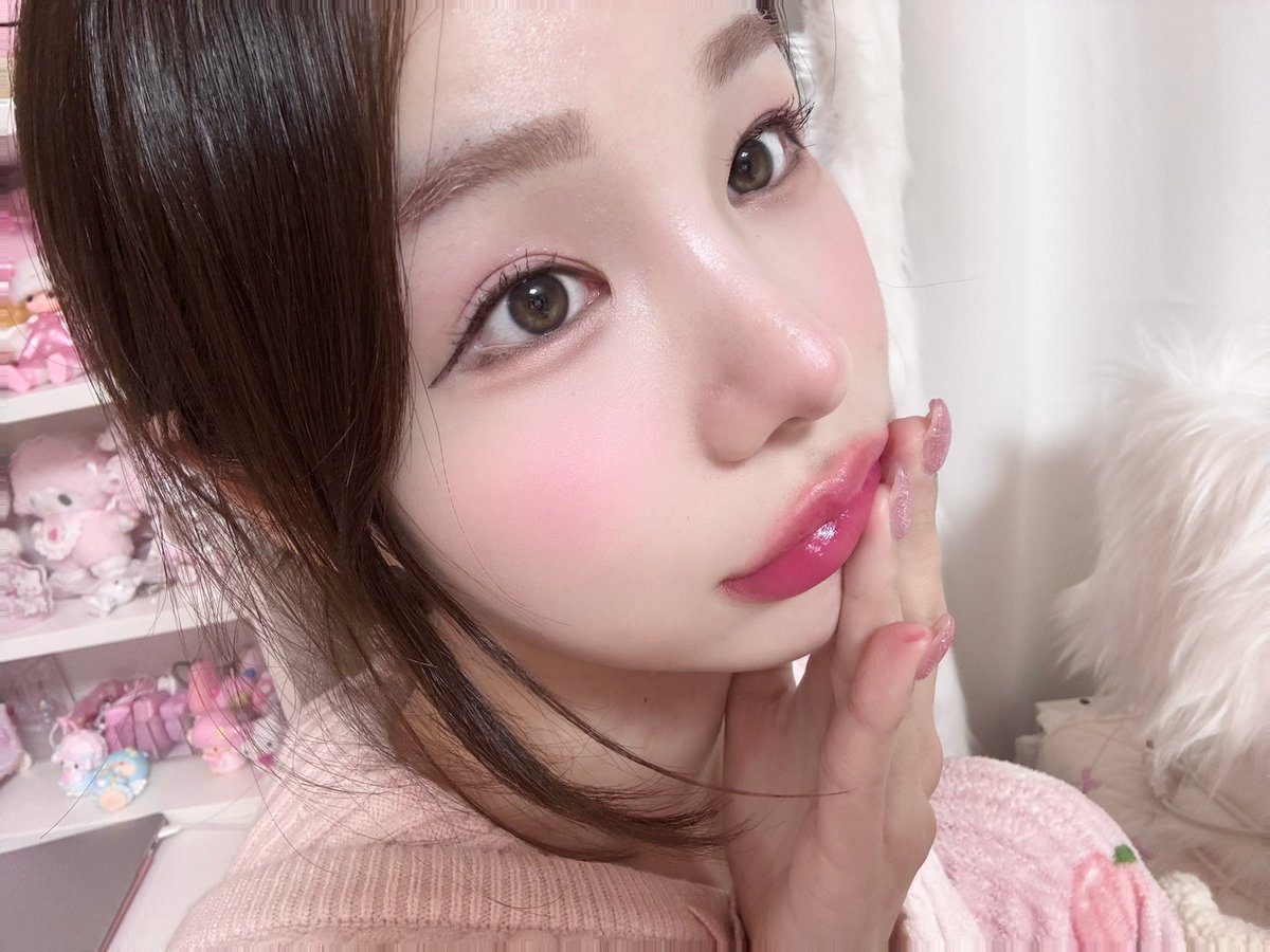 curin07's tweet photo. @3ce_official 새 립 출시! 입술이 촉촉하게 물드는 글로우 텍스처가 진짜 예뻐요🫦
저는 베스트 컬러 써봤는데요, 바르자마자 생기도는 쿨핑크인데 맑게 발색돼서 강추!🎀
덧발라도 답답함 없이 처음처럼 투명하게 발려요🫧
수분감 64%라 촉촉함도 오래가고요.
#러닝 #좋은인연 https://t.co/GxZ59RiXGy