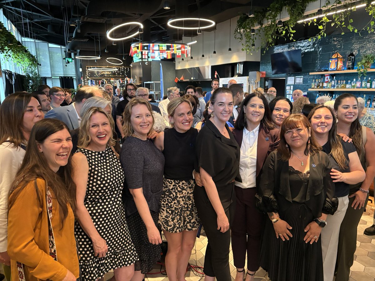 PLuc_Brillant's tweet photo. Très touchant de voir toutes ces femmes, fières candidates du @partiquebecois , défendre avec courage et une profonde détermination la souveraineté du Québec et le rêve d’un avenir meilleur pour notre peuple.
Ce nest que le début ! https://t.co/lxffHsHmww