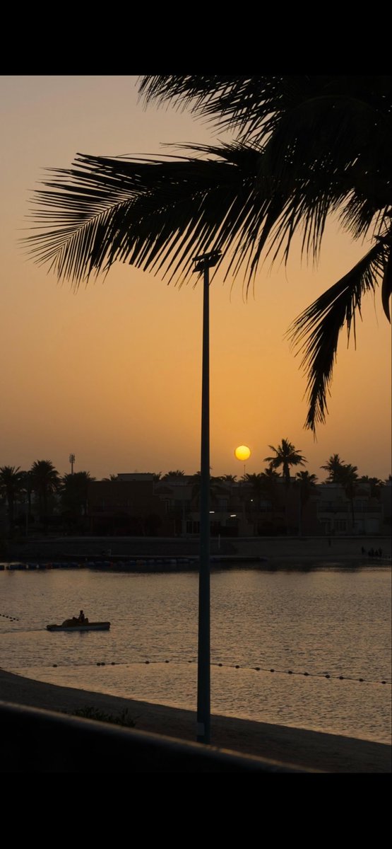 aaalaaamoad's tweet photo. لا يُولَد الإنسان للحياة مَرّة واحدة فحسب، بل يشهد ولادات عديدة لنفسه طيلة عُمره، حين يسلك دروبًا جديدة يتعرّف فيها على شخصيته، حين يخرج حَيّاً من بطون الآلام، حين يُعانِق حُلمًا بعيدًا، حين تنشر المعرفة أنوارها في زوايا عقله، ومع كل تجربة ثَمّة ولادة جديدة، وعُمر يُضَاف اليه https://t.co/m8dZozlC8c